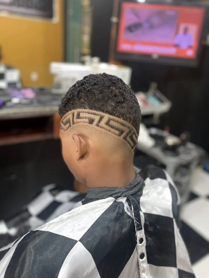 Degradê com desenho de greca na lateral, de costas